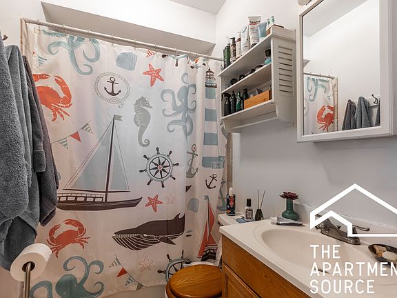 4th image of 1629 N Winchester Ave APT 1