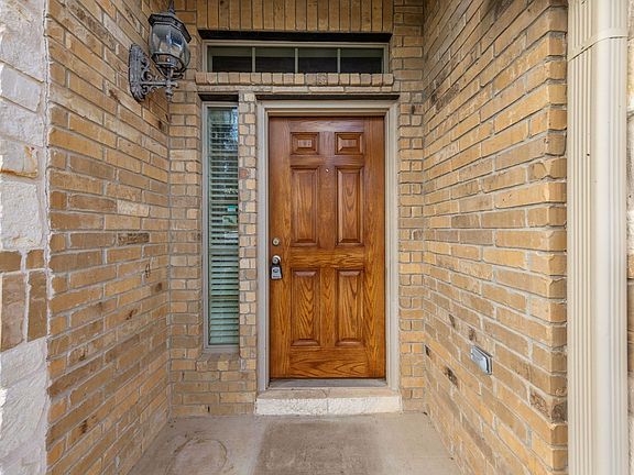 3rd image of 411 Tascate St