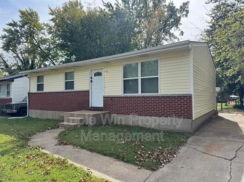 3 bed, 1.0 bath, 925 sqft, $1,400 — Photo 2