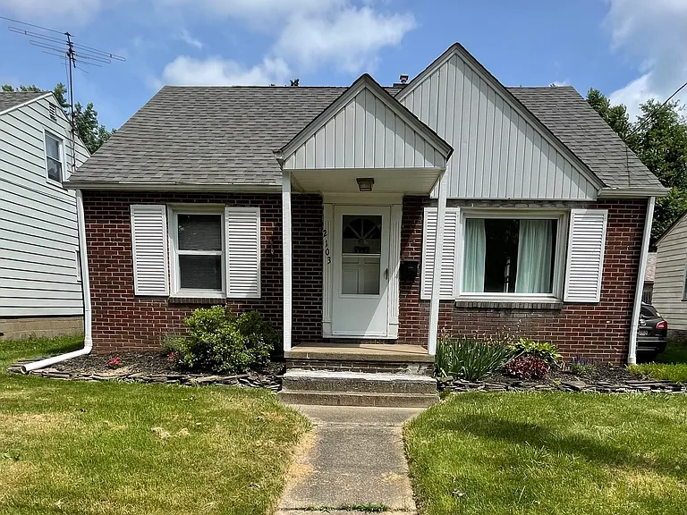 2103 Franklin Pl NW — Photo 1