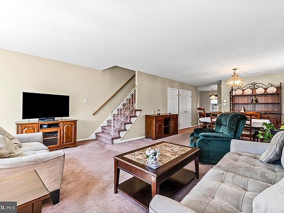 4th image of 215 Riverview Ave