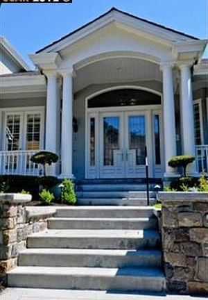 3rd image of 18 Maplewood Dr