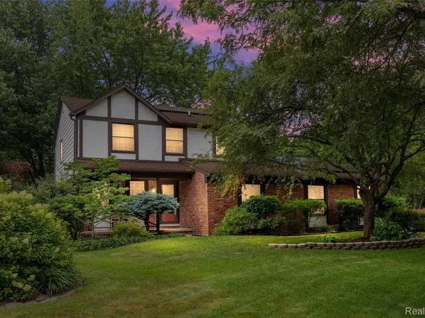 2937 Waterloo Dr, Troy, MI 48084
