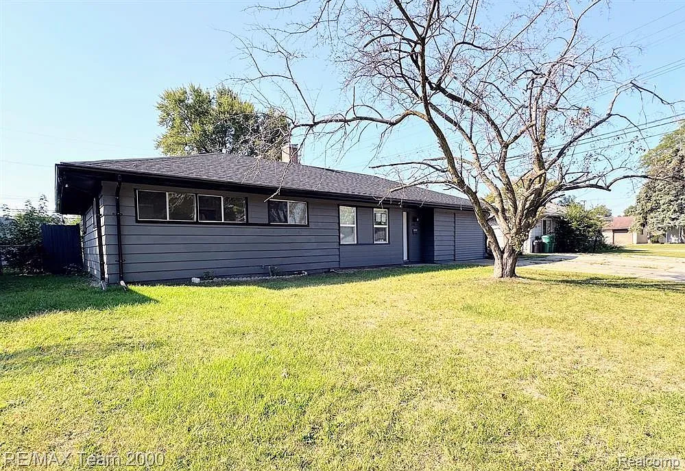 3 bed, 1.0 bath, 1351 sqft, $1,650 — Photo 1