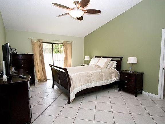 LARGE MASTER BEDROOM