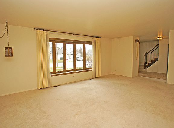 3rd image of 1616 W Canterbury Ct