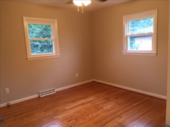3rd image of 134 Pin Oak Dr