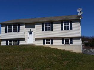 727 Blandon Rd, Fleetwood, PA 19522