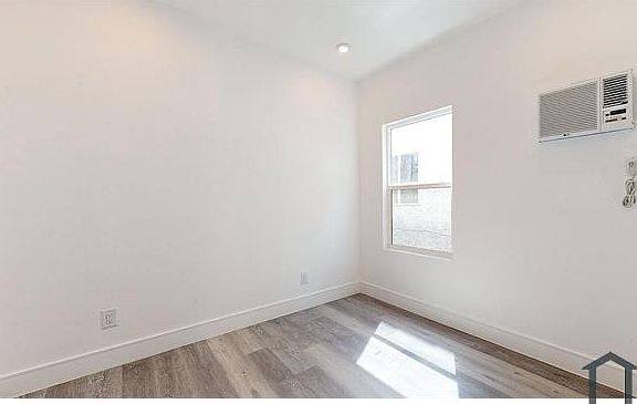 4th image of 1848 S Sycamore Ave #1