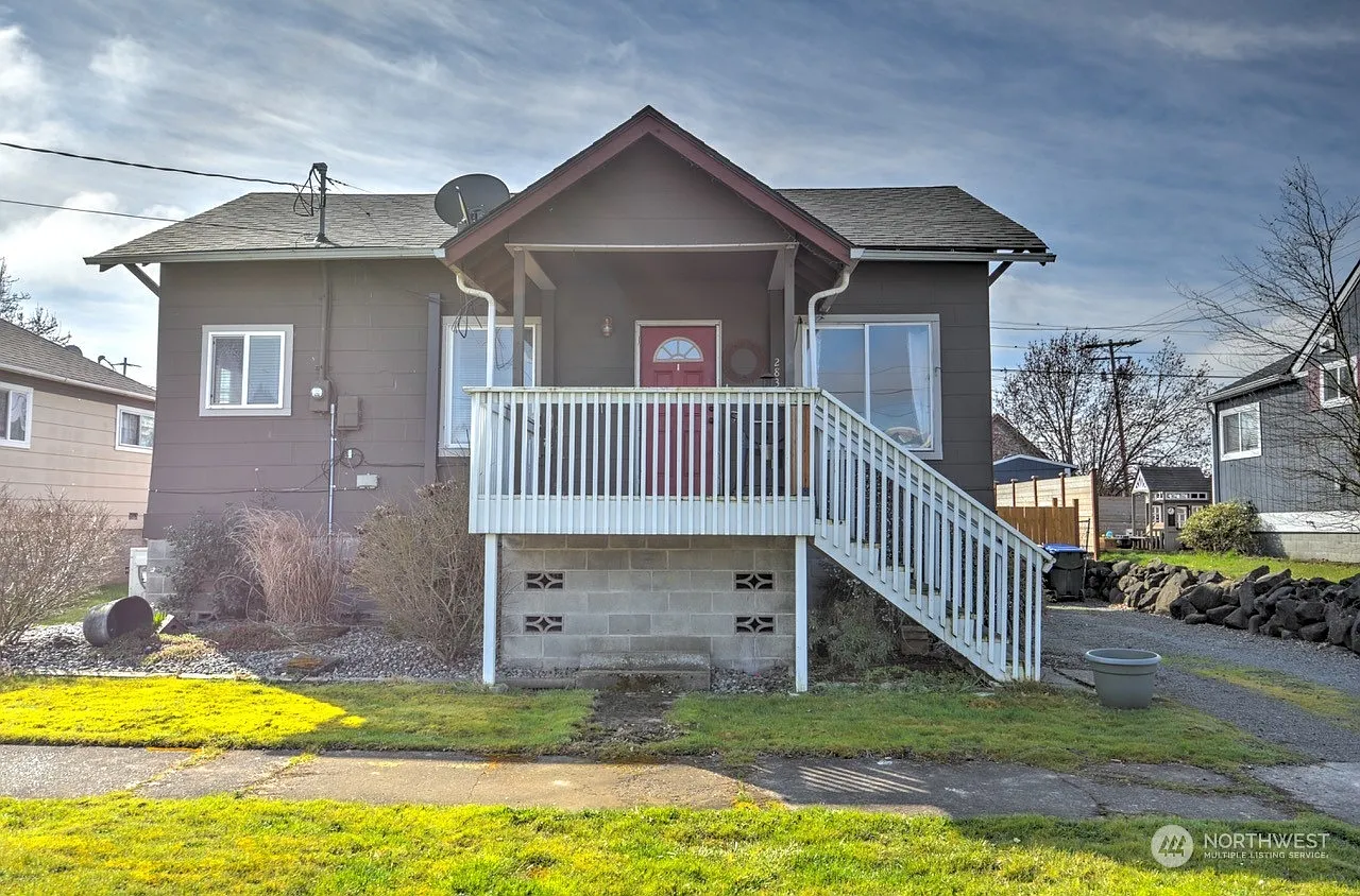 283 SW James Street photo 1