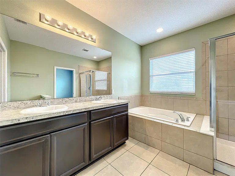 2572 Limerick Cir — Photo 25