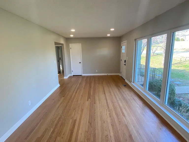 1018 Robins Crest Rd — Photo 5