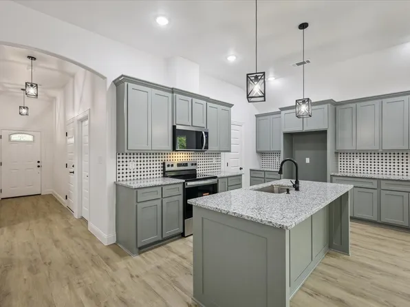 111 N Oak St, Ector, TX 75439