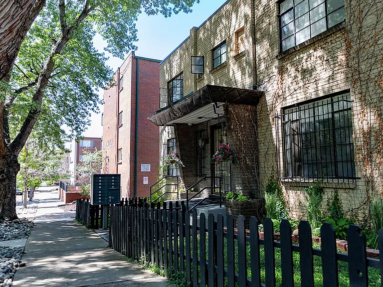661 N Pearl St — Photo 31