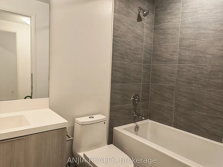 400 King St W #621 — Photo 11