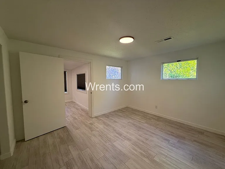 571 E Fairview Ave — Photo 8