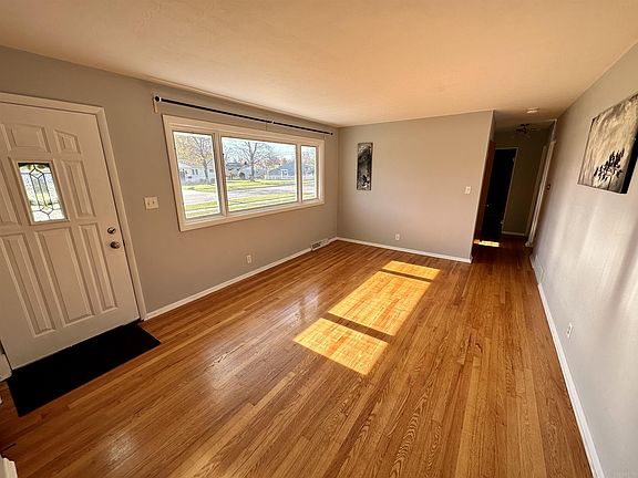 4th image of 2527 Macarthur Ave