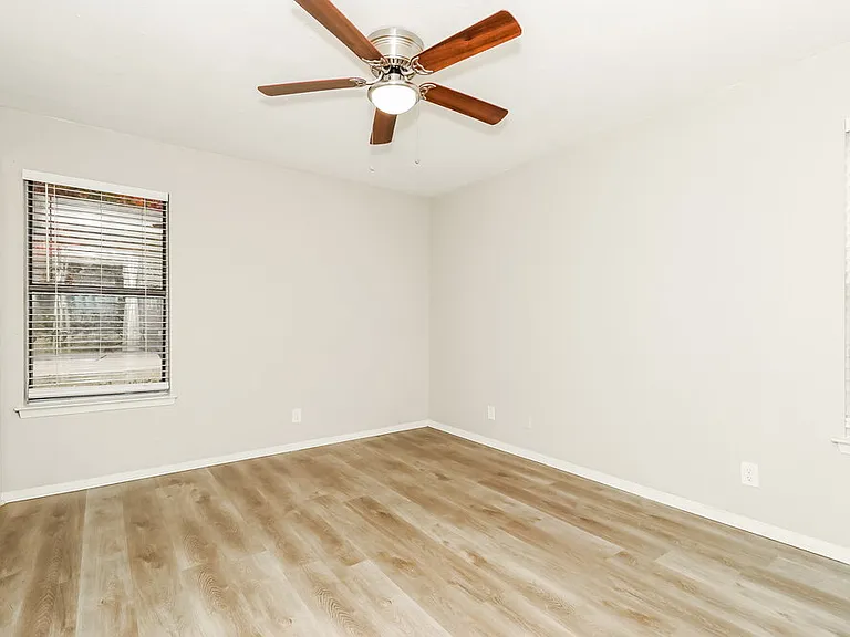 721 Oak Grove Ln — Photo 12