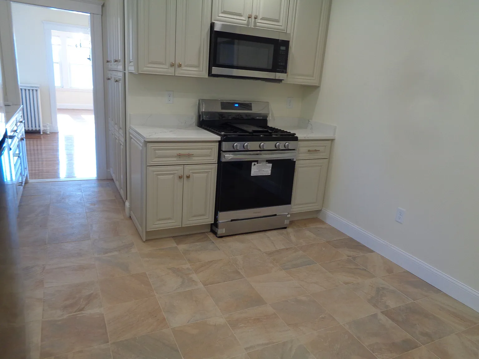 3 bed, 1.5 bath, 1500 sqft, $3,250 — Photo 2