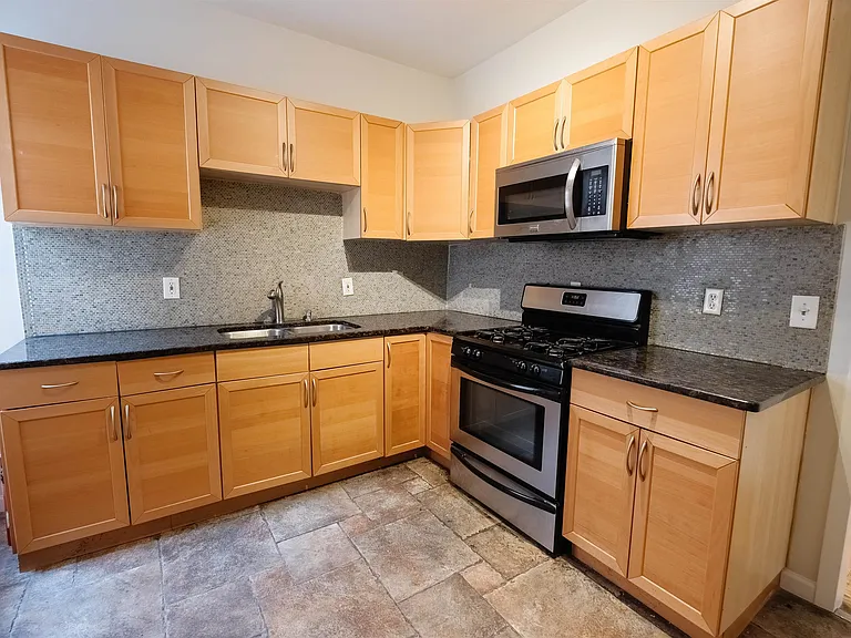 76 Romaine Ave #4 — Photo 5