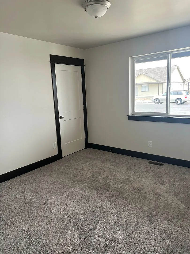Brand New 3 Bed 2 Bath with double attached garage in Belgrade — Photo 4
