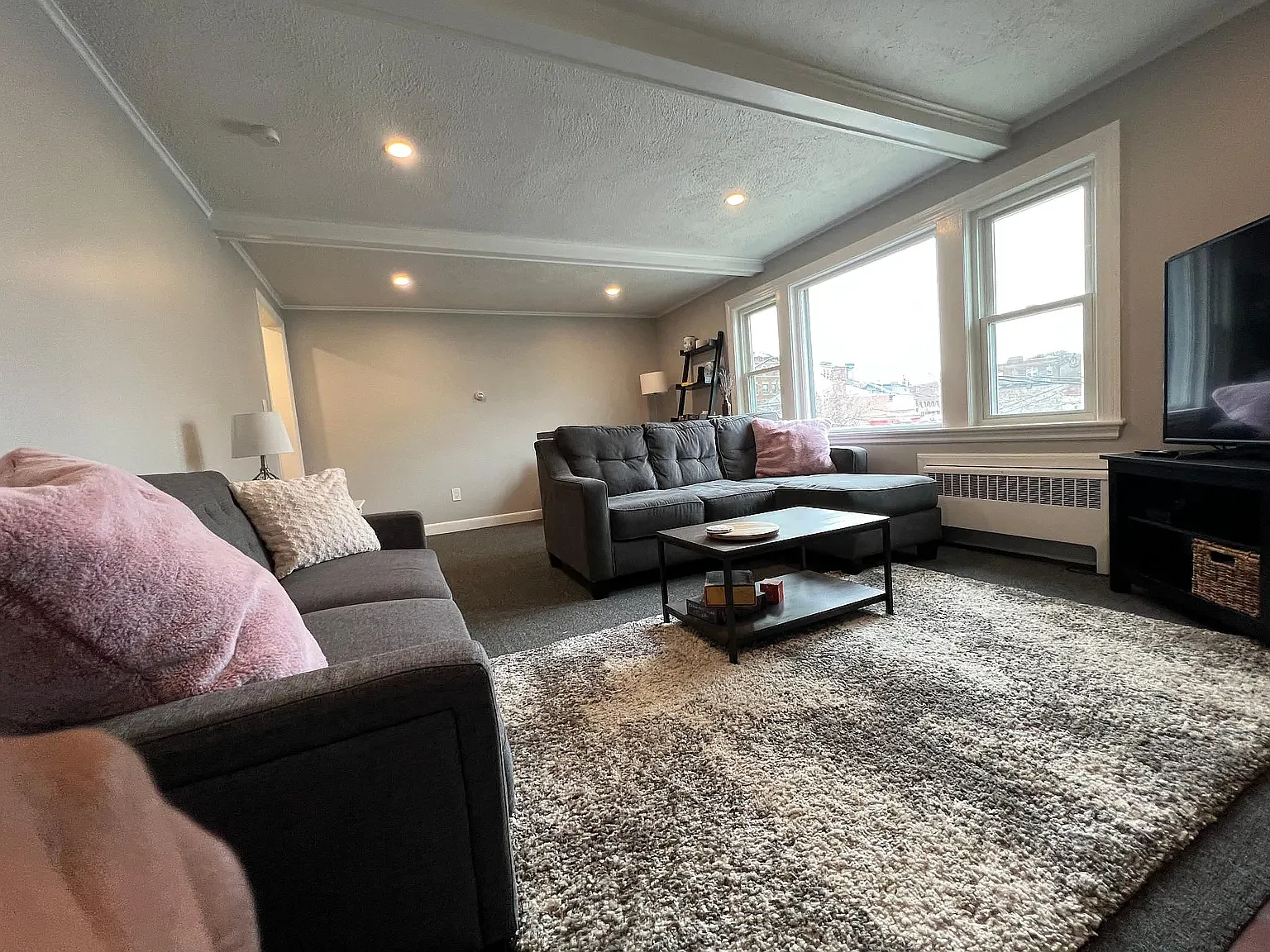 3 bed, 1.0 bath, 1100 sqft, $3,150 — Photo 2