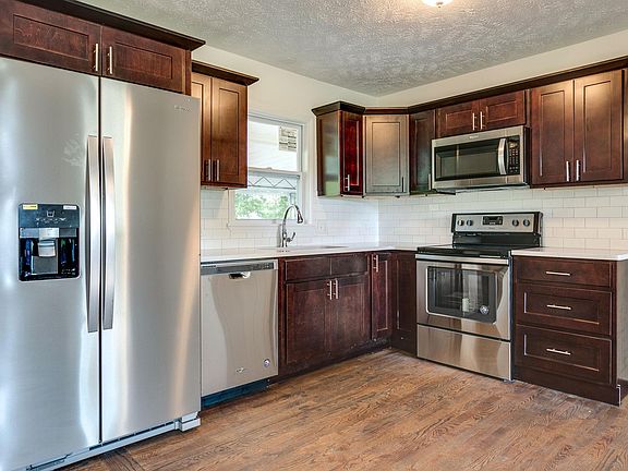 3rd image of 1076 Twin Oak Dr