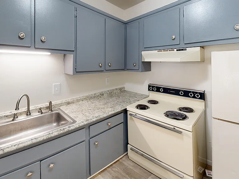 Denway Circle Apartments — Photo 44