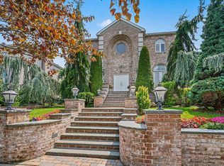 6 Summit Pl, Malba, NY 11357