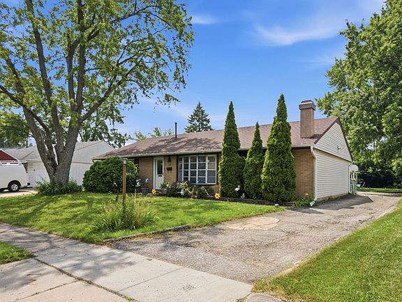 3rd image of 729 Surrey Dr