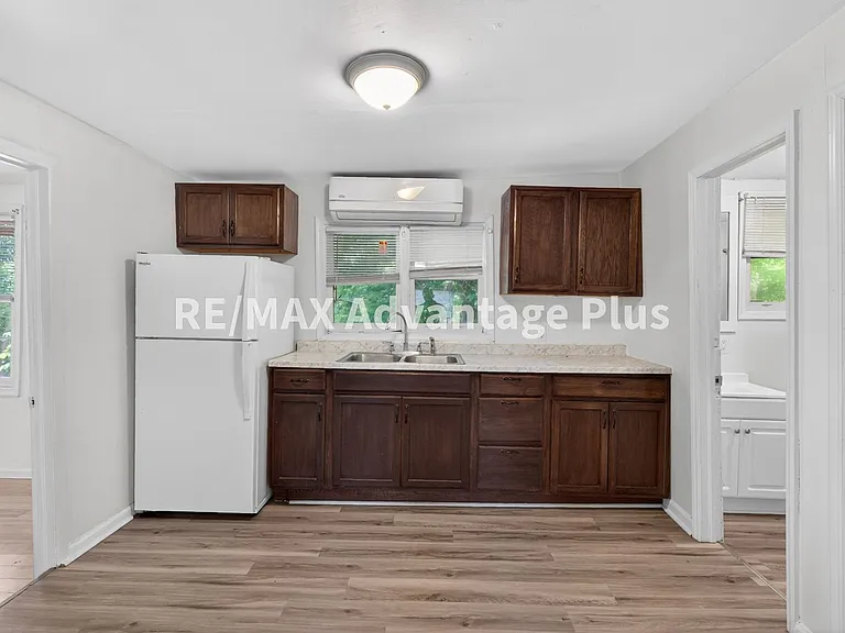 504 Longwood Ave — Photo 5