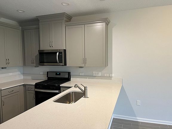 2nd image of 124 Pinebury Ln