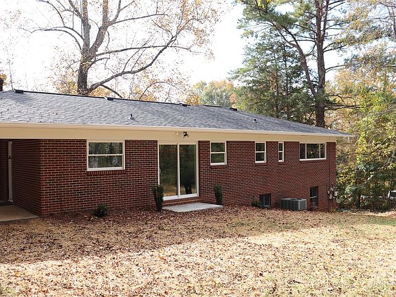 4th image of 421 High Cir NW