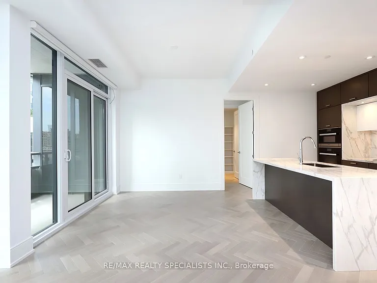 455 Wellington St W #704 — Photo 21