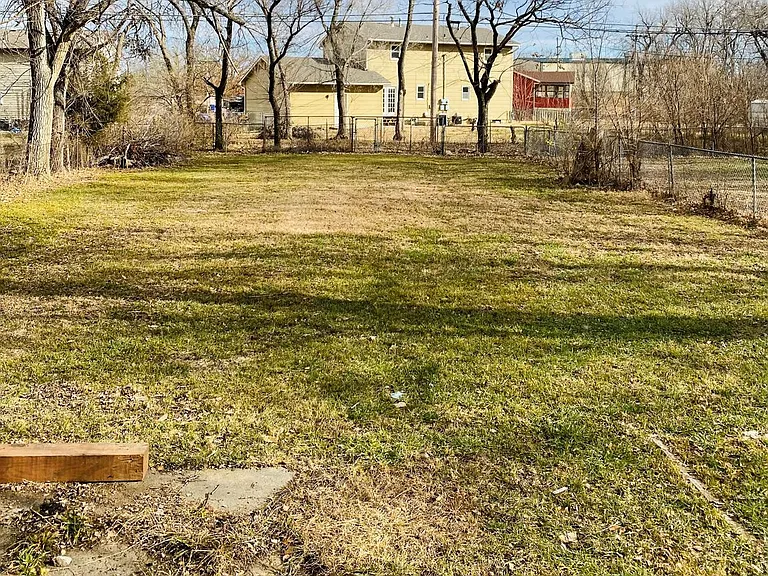 1227 N Eisenhower Dr — Photo 8