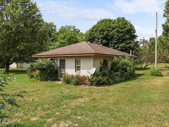 3rd image of 882 Sand Ridge Rd