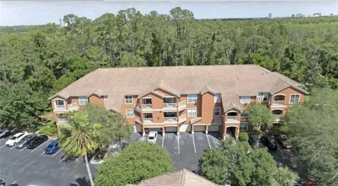2 bed, 1076 sqft, $1,900 — Photo 1