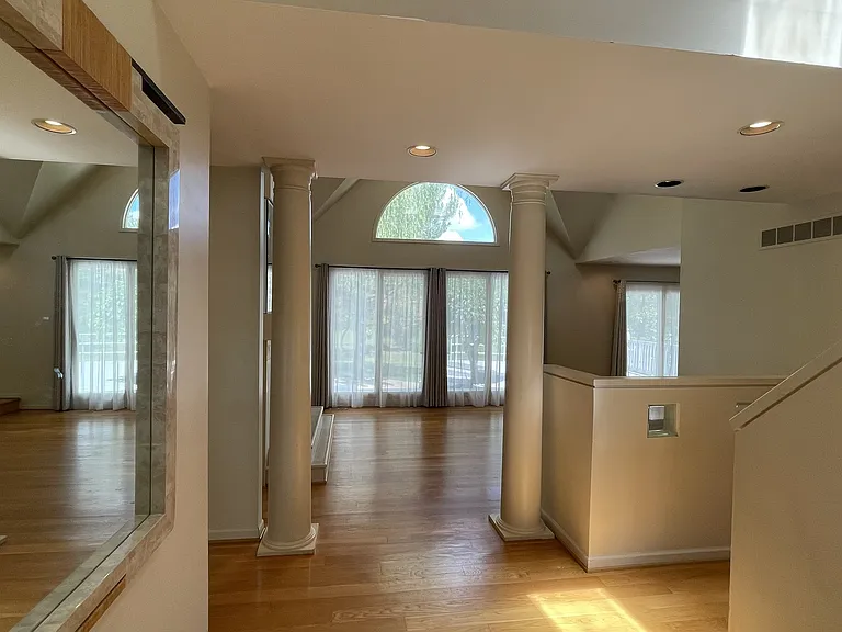 517 Essex Dr — Photo 8