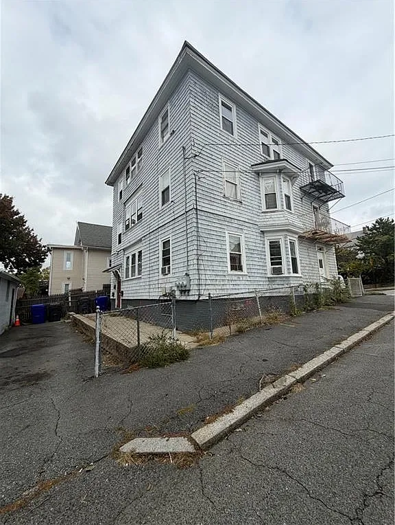 3 bed, 1.0 bath, 1080 sqft, $1,975 — Photo 1