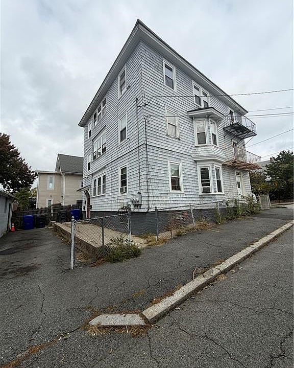 1st image of 16 Opper St APT 3