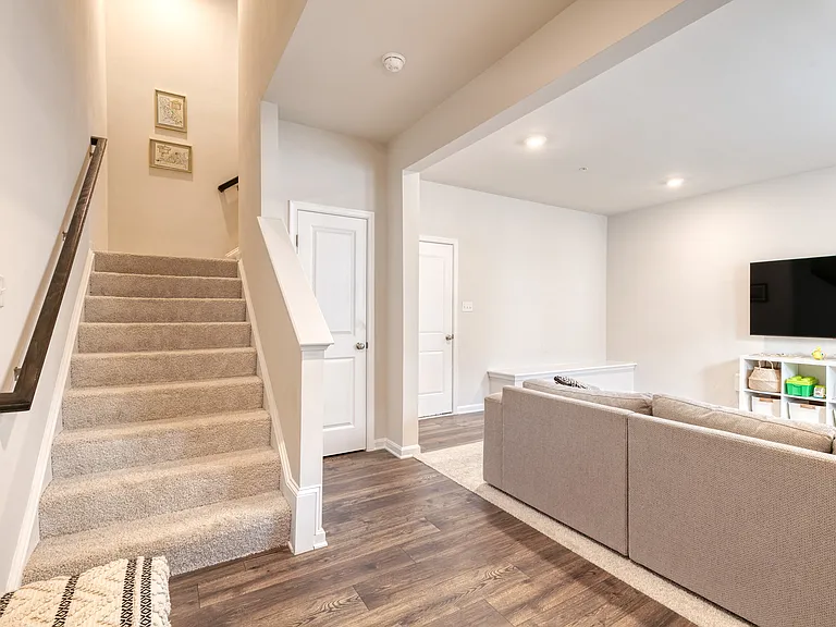 2050 Hinshaw Dr — Photo 3
