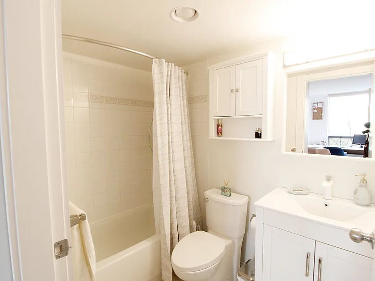 811 Helmcken St #407 — Photo 7