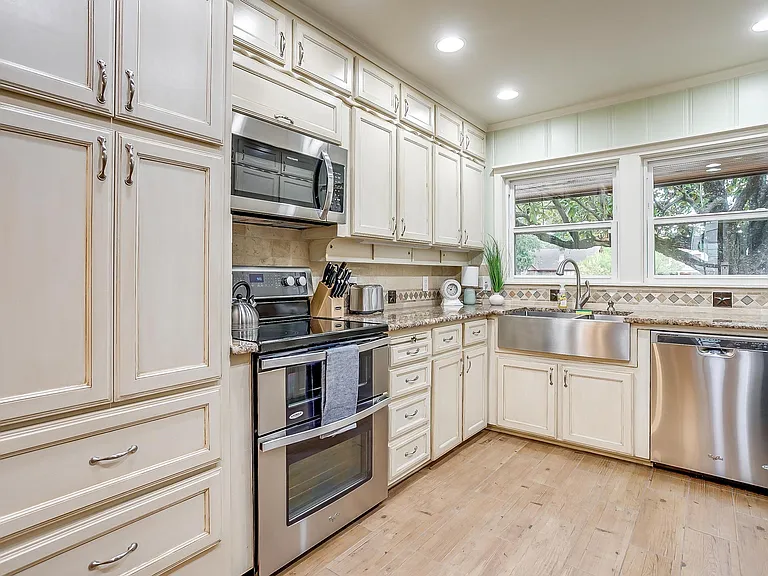 1505 N Riverside Dr — Photo 7