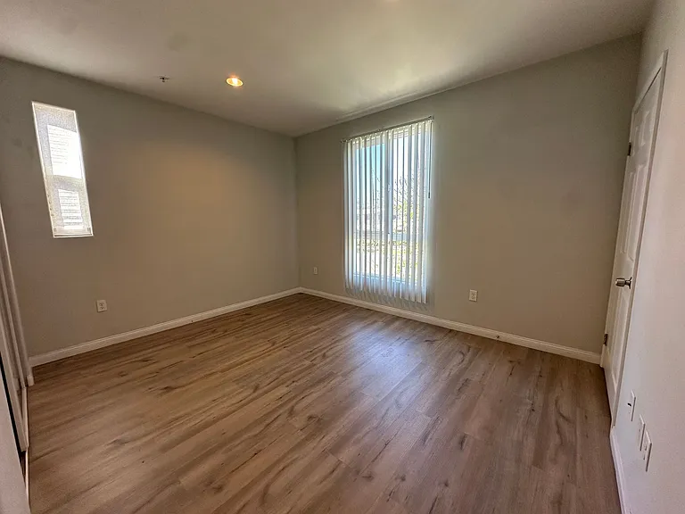 Sherman Oaks Place — Photo 18