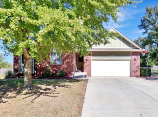 12100 E Fireside Ln, Derby, KS 67037