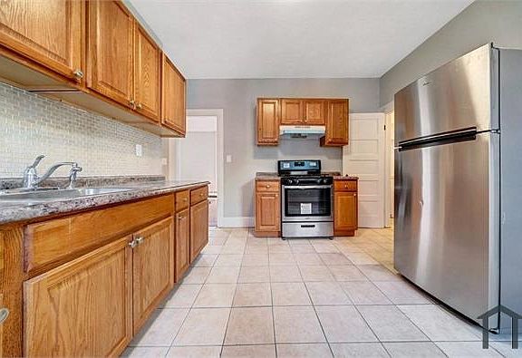 2nd image of 76 Ridgewood St Floor 3