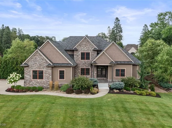1990 E Swan Lake Cir, Kent, OH 44240