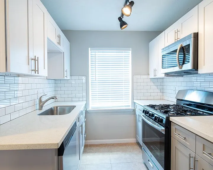 2507 Delano St — Photo 3