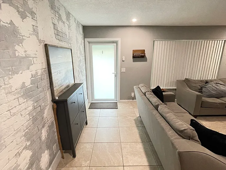 1023 SW 25th Pl — Photo 8