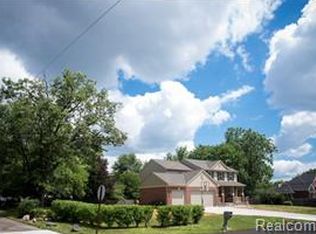 992 Grace Ave, Rochester Hills, MI 48307